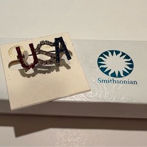 WOMEN’S SMITHSONIAN USA RHINESTONE BROOCH.